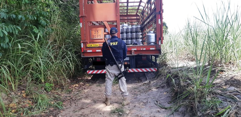 PRF recupera caminhão e carga roubada no litoral sul paraibano